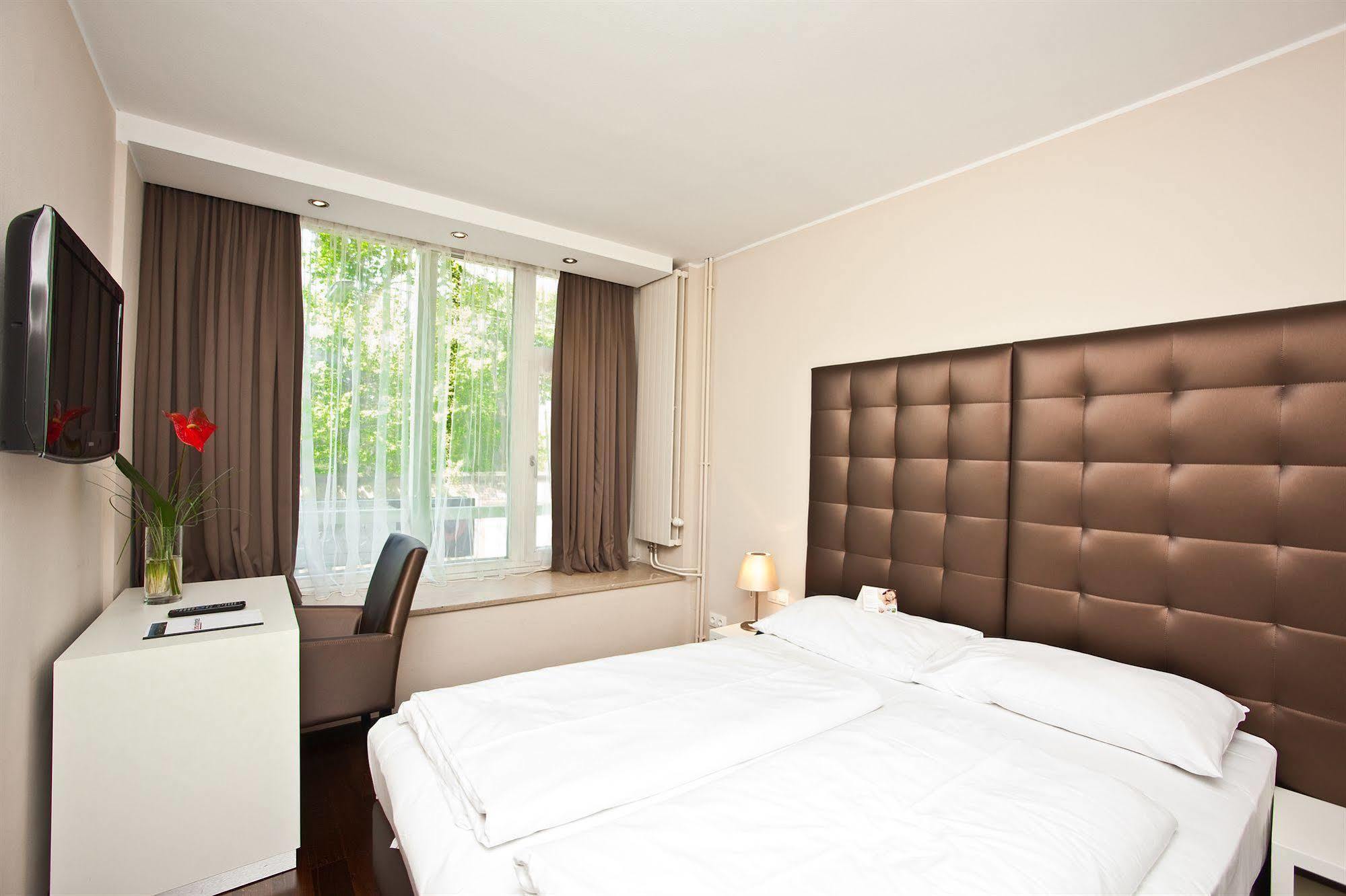Pakat Hotel